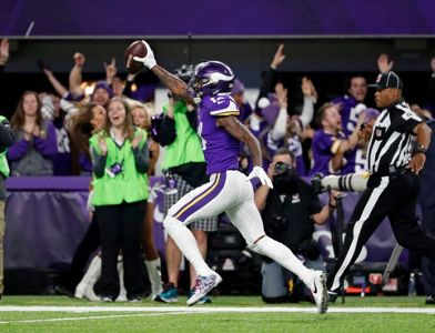 AP Source: Vikings, Diggs reach deal on 5-year extension