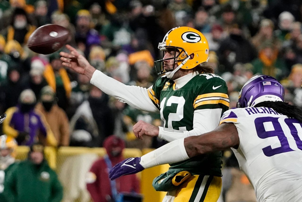 Packers rout Vikings 37-10 in cold to take NFC's No. 1 seed
