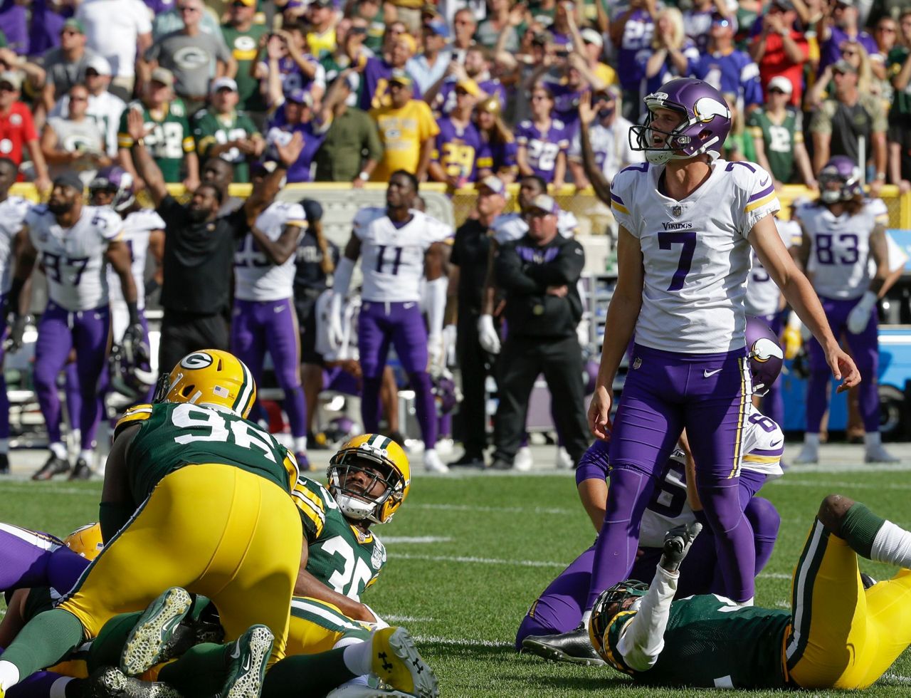 Vikings cut rookie kicker Carlson after 3 missed FGs in tie