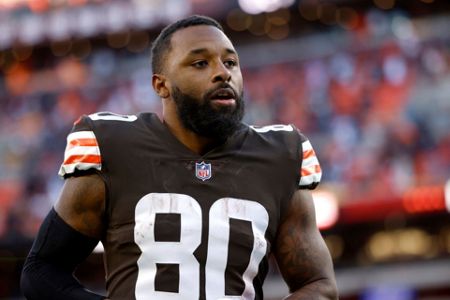 Browns star Garrett to miss second game with COVID-19 virus