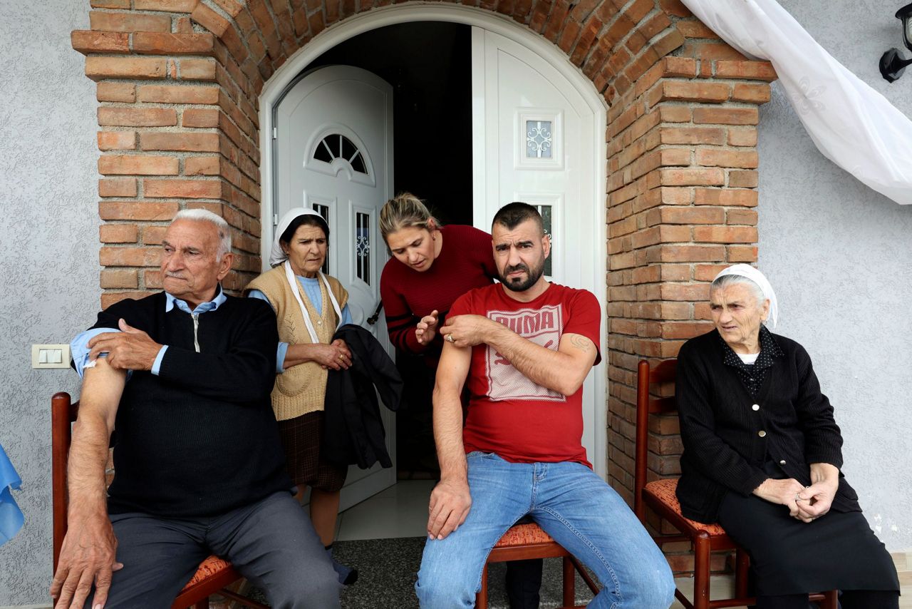 Albania memerangi para skeptis vaksin
