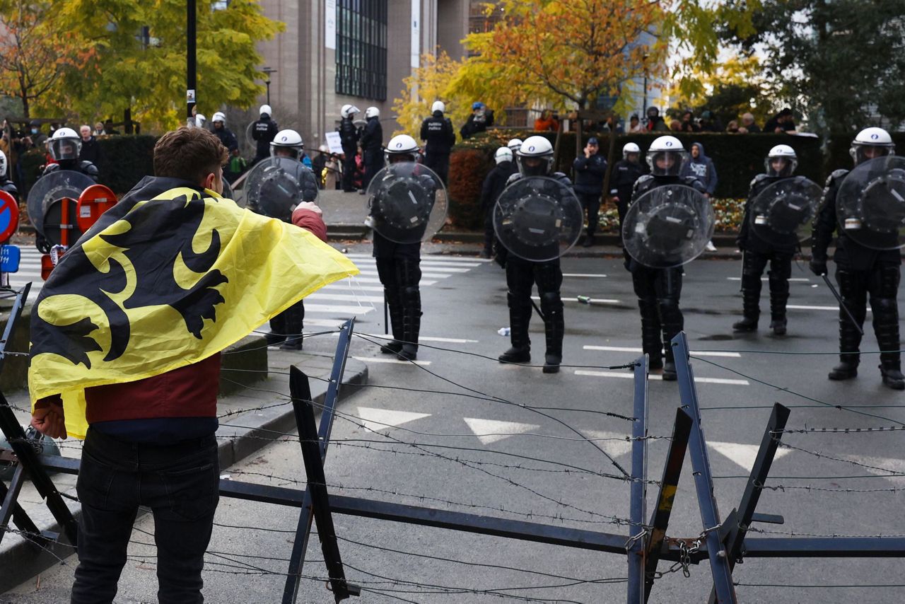 Против возможный. Полиция Бельгии. Протесты в Брюсселе. Митингующие люди. Брюссель протесты против вакцинации.