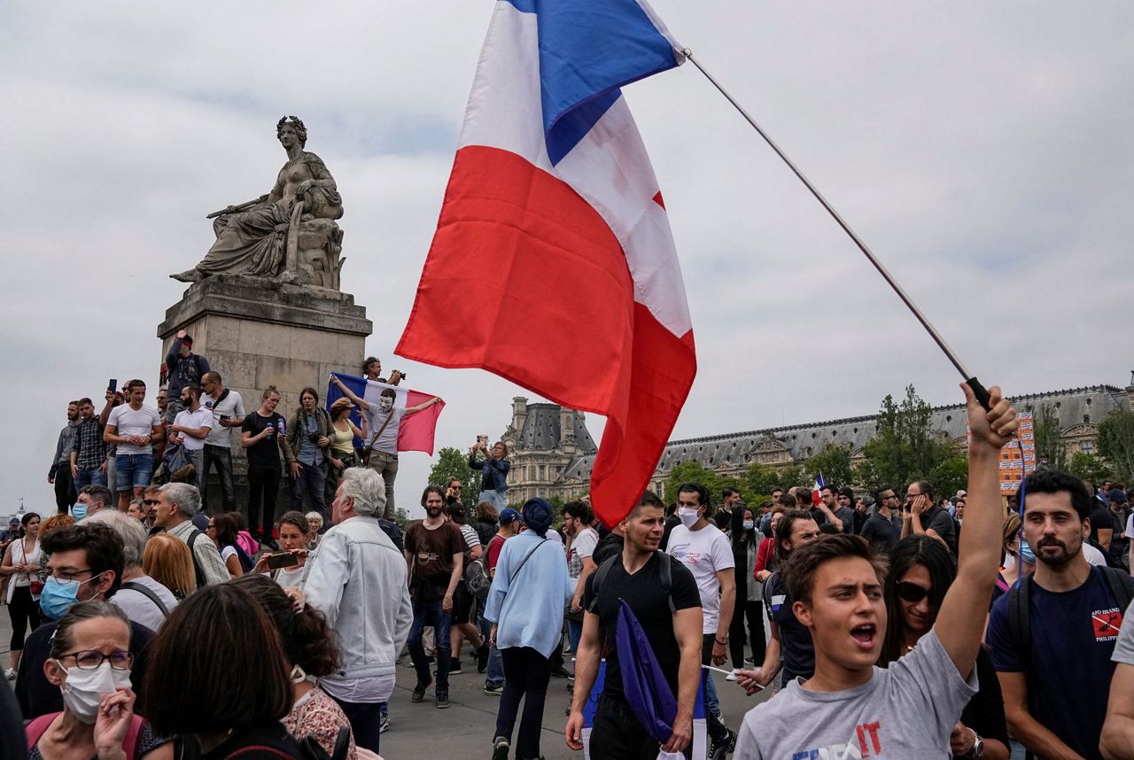 Как французы отнеслись к. Протесты во Франции 2018. Протесты во Франции 2000 год. Протесты во Франции 2023. Протесты во Франции арка.