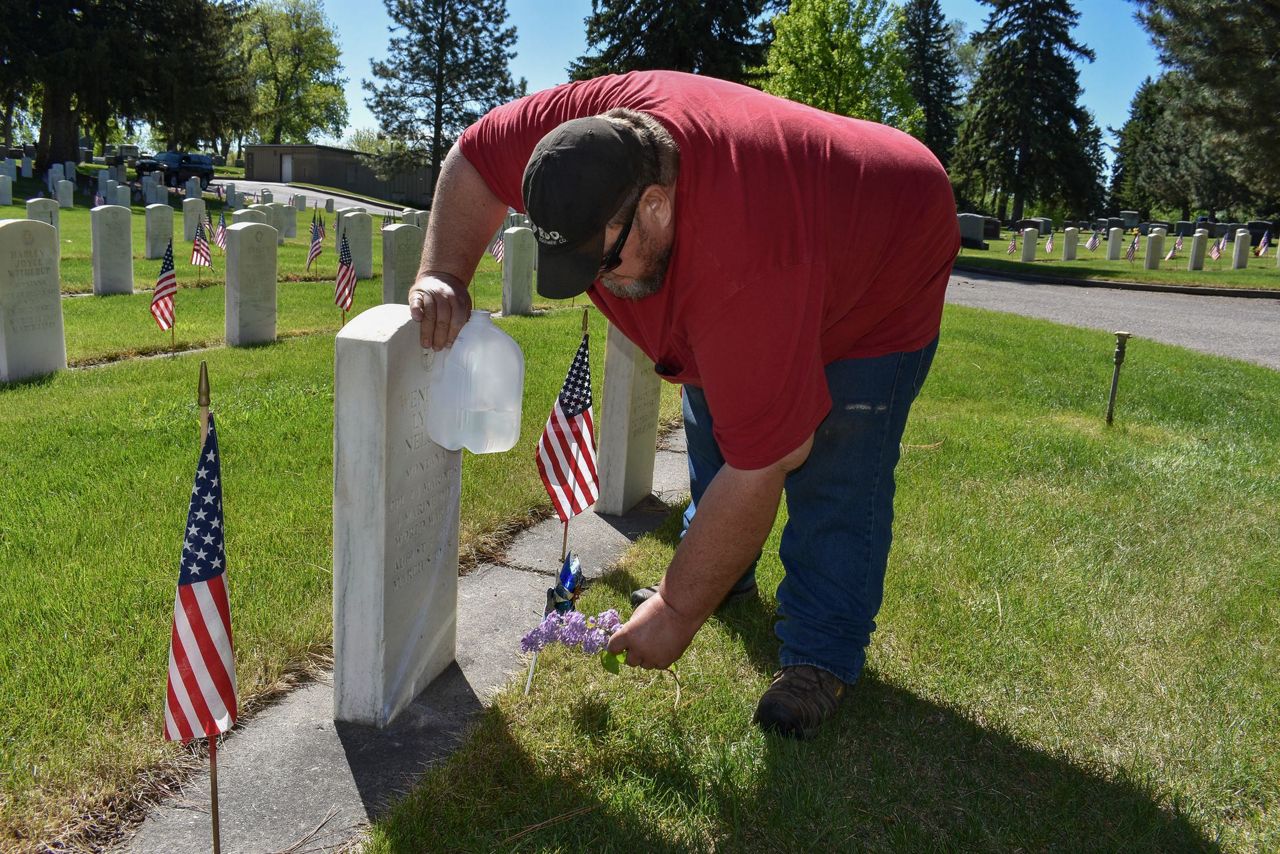 Memorial Day weekend draws crowds and triggers warnings