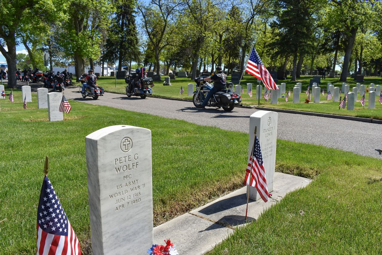 Memorial Day weekend draws crowds and triggers warnings