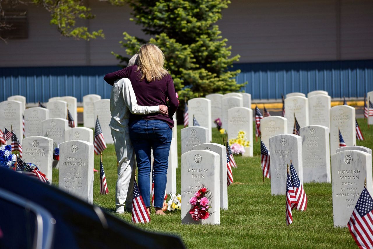 Memorial Day weekend draws crowds and triggers warnings