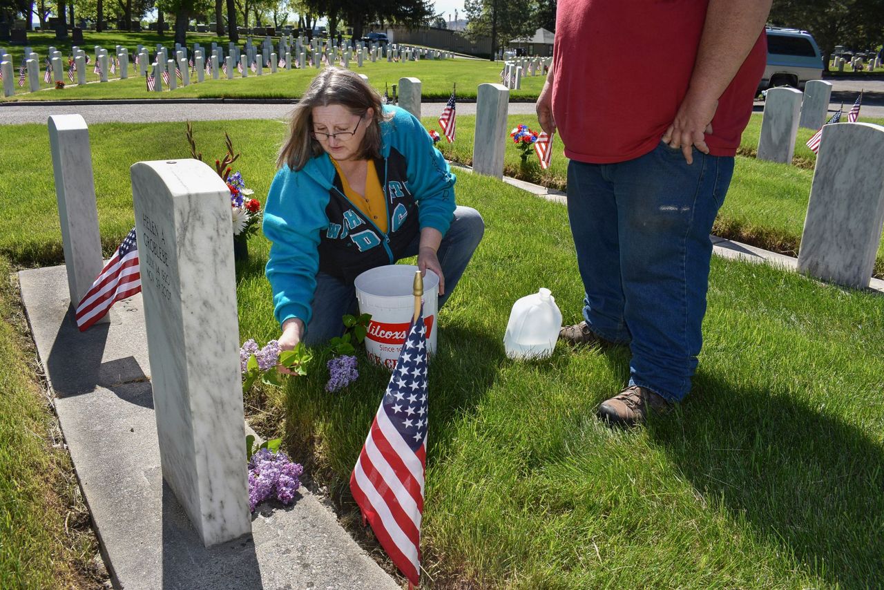Memorial Day weekend draws crowds and triggers warnings