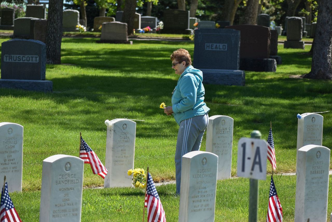 Memorial Day weekend draws crowds and triggers warnings