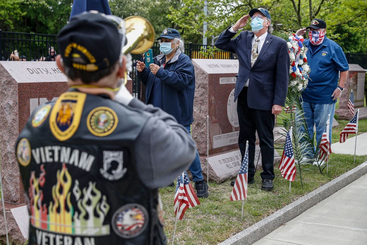 Memorial Day weekend draws crowds and triggers warnings