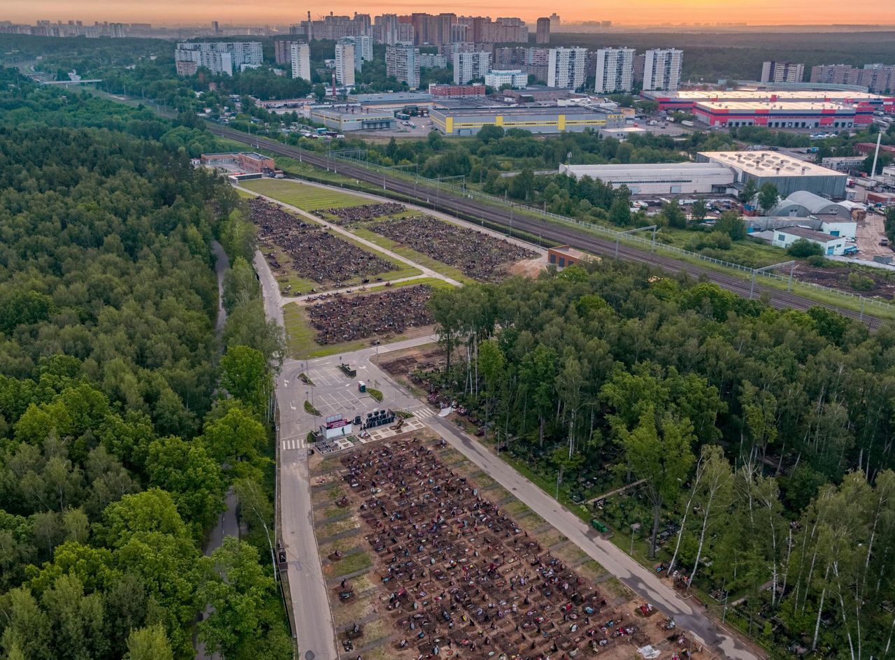 Могильник москве. Бутовское кладбище Москва. Бутовское кладбище новые участки. Новое Бутовское кладбище. Кладбище в Бутово коронавирус.