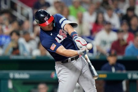 Mexico's Randy Arozarena robs Japan of a home run in the fifth inning