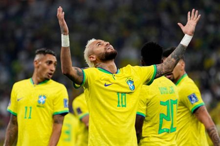 Neymar joins Brazil, has 1st practice ahead of World Cup