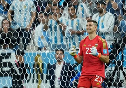 Two years ago: Emiliano Martínez turns into Argentina hero at Copa America