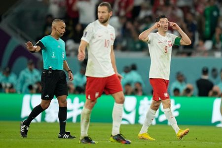 Poland's Robert Lewandowski's emotional reaction to 1st World Cup goal