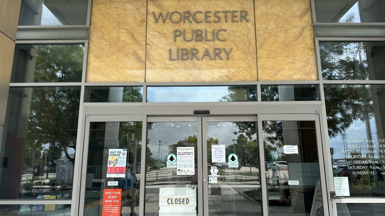 The main door of the library had a closed signed all day Friday. (Spectrum News 1/Cam Jandrow)