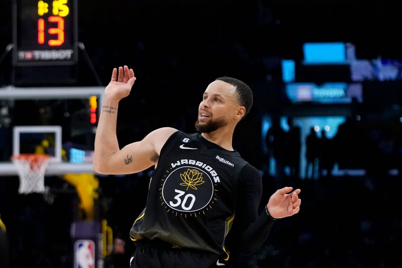 Warriors' Curry returns to lineup vs. Lakers