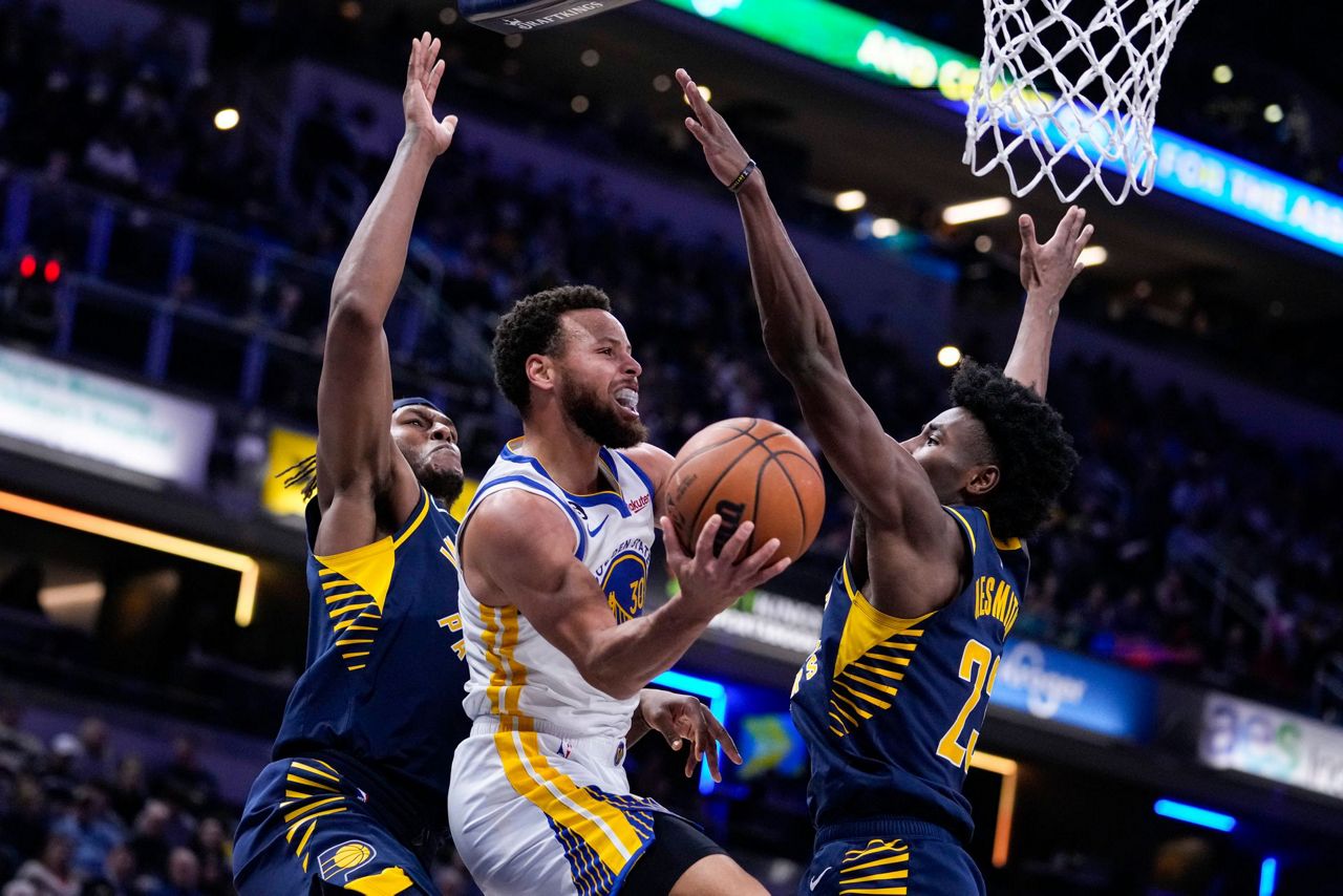 Curry injures shoulder, Pacers hold off Warriors 125-119