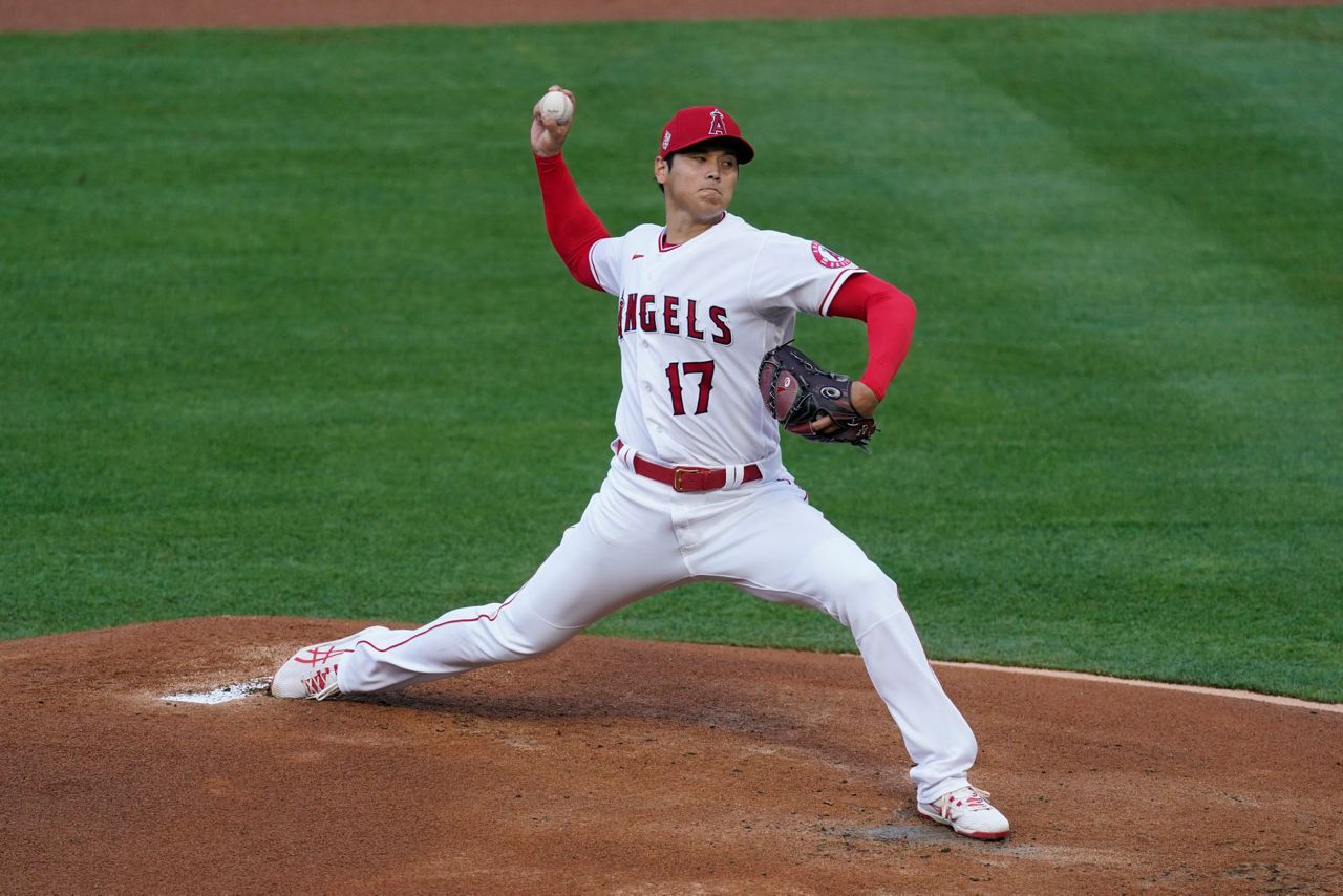 Does Shohei Ohtani hit when he pitches? Explaining World Baseball