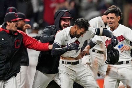 White Sox clinch AL Central with 7-2 win over Indians