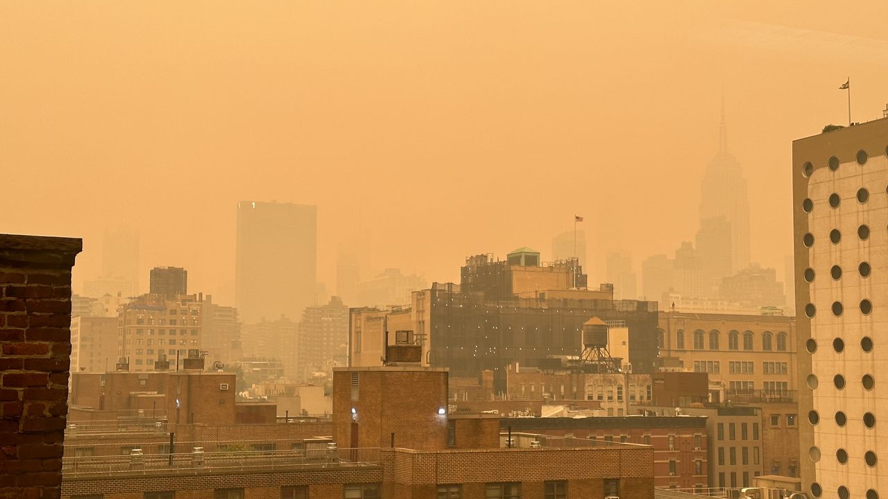 Smoky skies in New York City, N.Y. on June 7, 2023. (Spectrum News/Shawnie Caslin-Martucci)