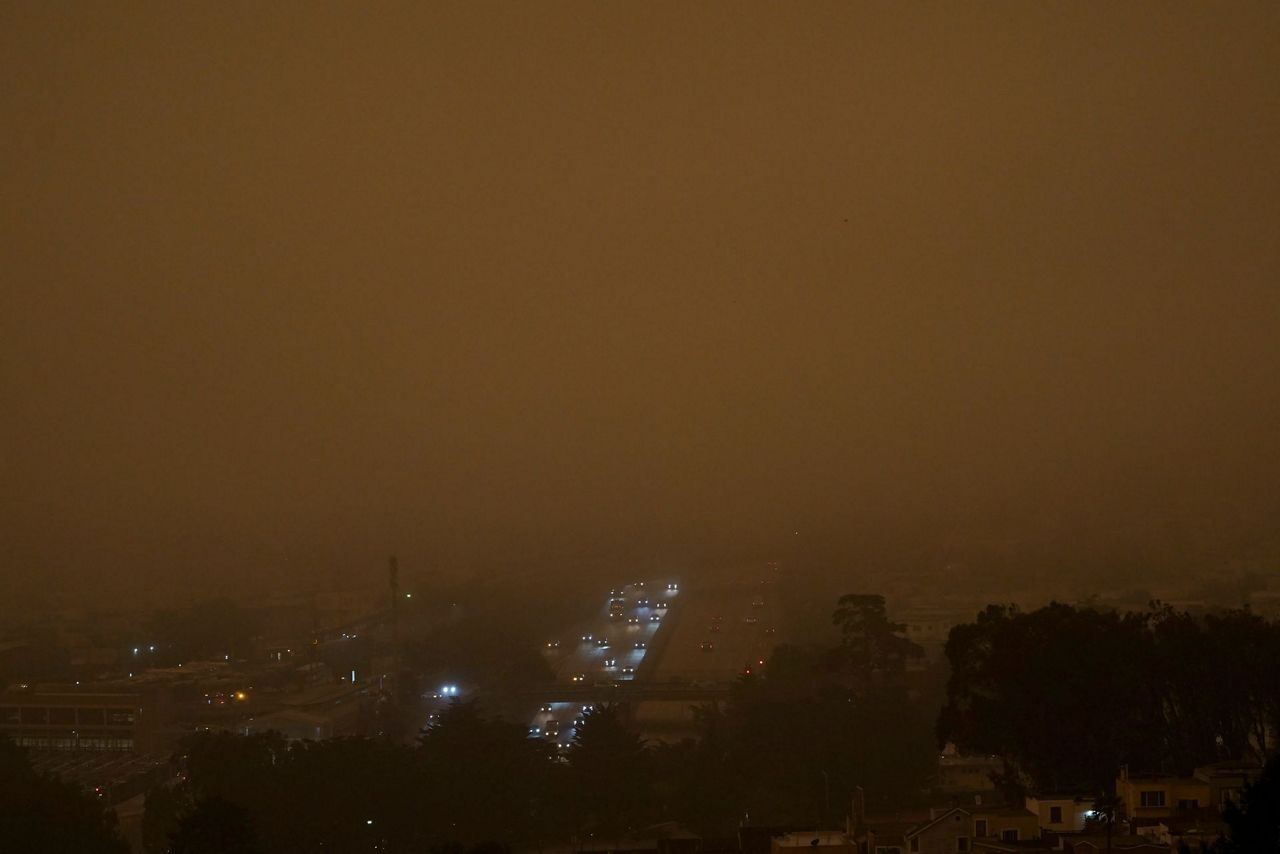 Massive Smoke Clouds Thick Air Darken Western Us Skies