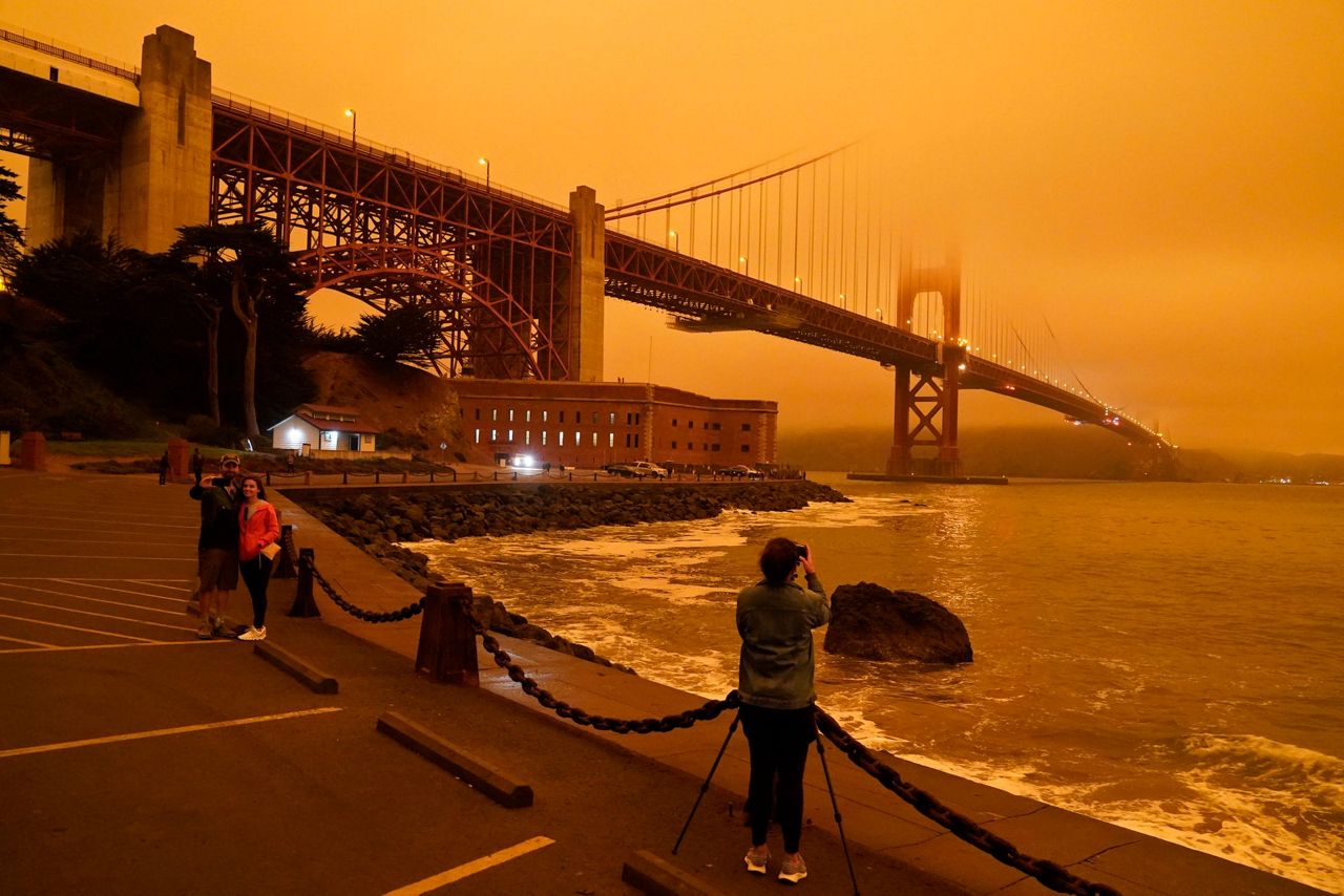 Smoke from nearby wildfires creates eerie baseball scene at Oracle