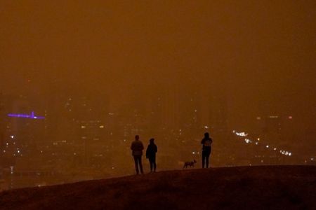 Smoke from nearby wildfires creates eerie baseball scene at Oracle