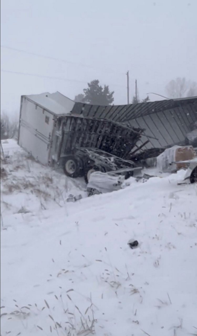 Snowstorm pileup shuts interstate in Illinois for 2nd day