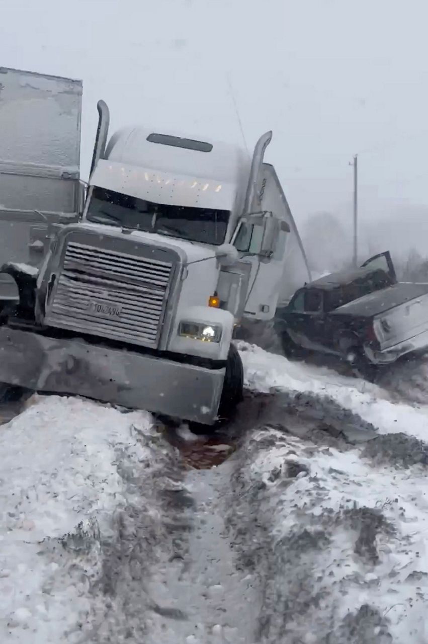 Snowstorm pileup shuts interstate in Illinois for 2nd day