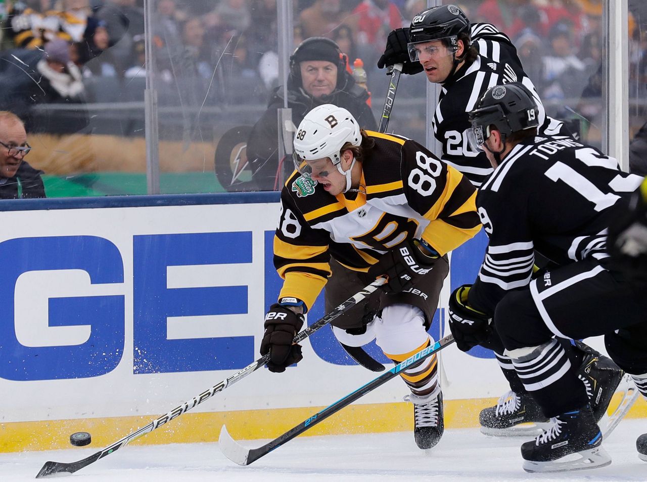 Pastrnak, Bruins Beat Blackhawks 4-2 In Winter Classic