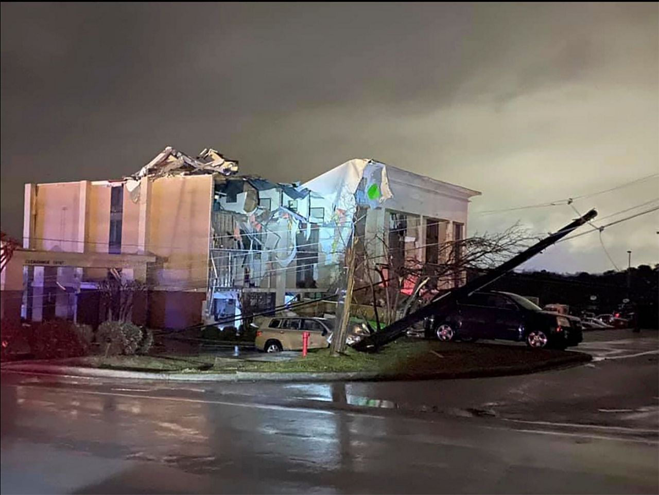 Tornado leaves several injured, homes damaged in Alabama