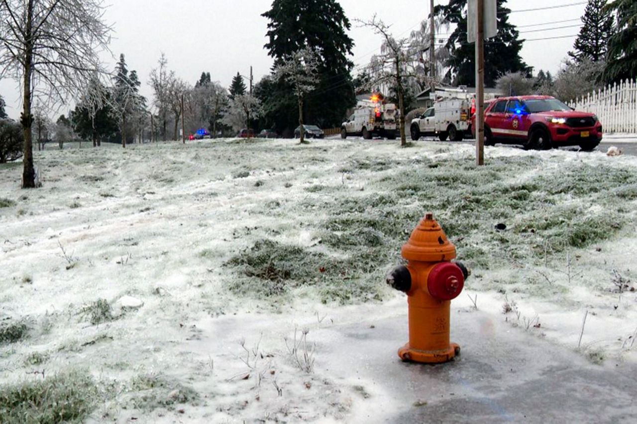 Pacific Northwest hunkers down for ice and freezing rain, while other ...