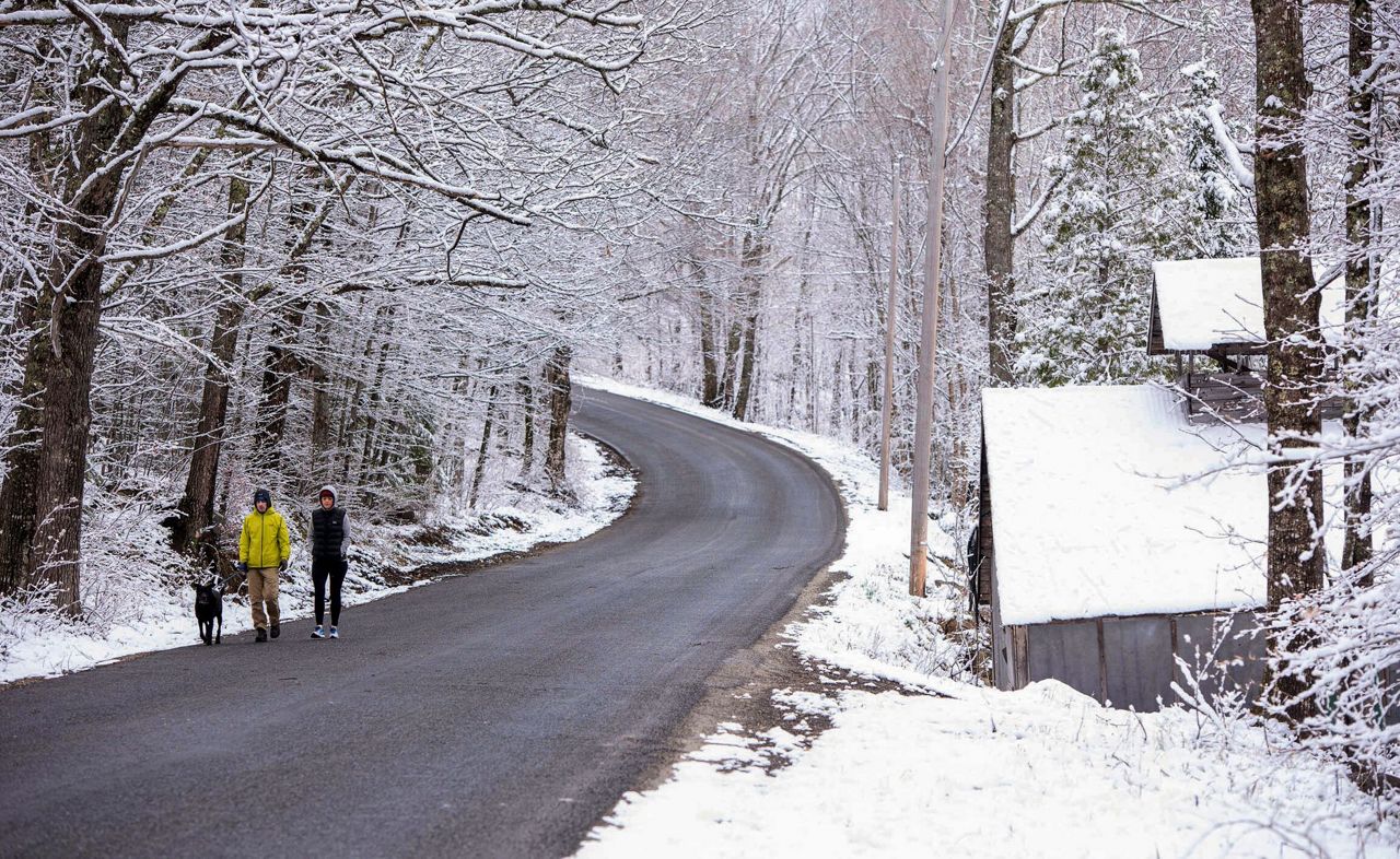 Low snow. Snow Flurry. Snow Storm broken House. Flurries weather.