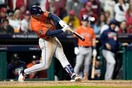 Phillies fan runs on field while Astros batting in World Series