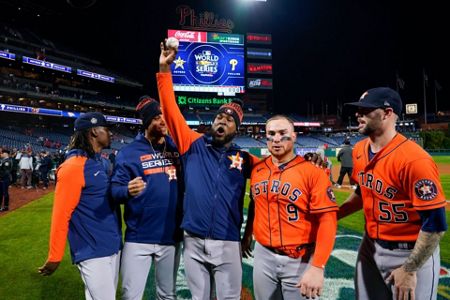 Harper, Phillies tie World Series mark with 5 HR, top Astros