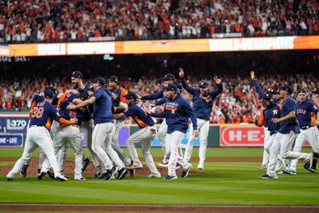 Alvarez blasts Astros to World Series title in G6 vs. Phils