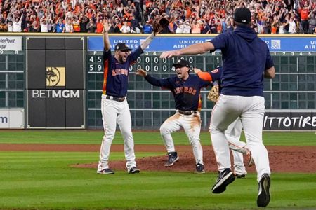 Álvarez blasts Astros to World Series title in G6 vs. Phils