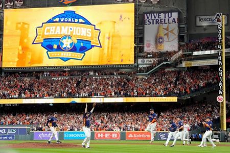 Álvarez blasts Astros to World Series title in G6 vs. Phils