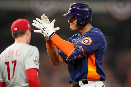 Álvarez blasts Astros to World Series title in G6 vs. Phils