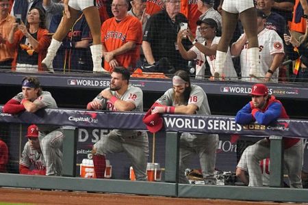 Alvarez blasts Astros to World Series title in G6 vs. Phils