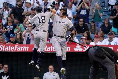 Yankees' Andrew Benintendi to undergo surgery on broken wrist