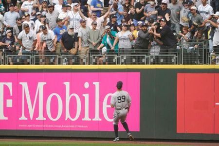 Santana's homer rallies Seattle Mariners for 4-3 win over NY Yankees