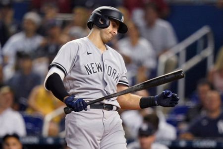Rizzo homers in his debut as Yankees beat Marlins 3-1