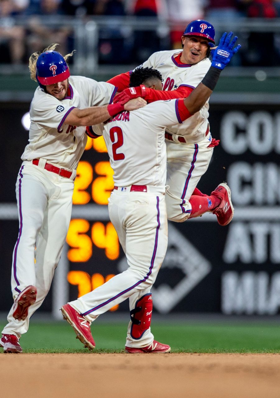 Segura's hit helps Phils walk off with 10-inning opening win vs Braves