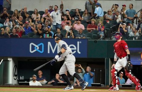 Yankees' Aaron Judge sets new American League record with 62nd home run -  ABC News