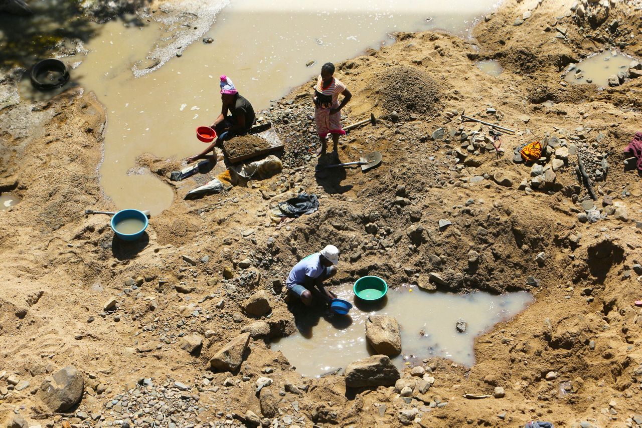 Zimbabwe government announces mining ban in national parks