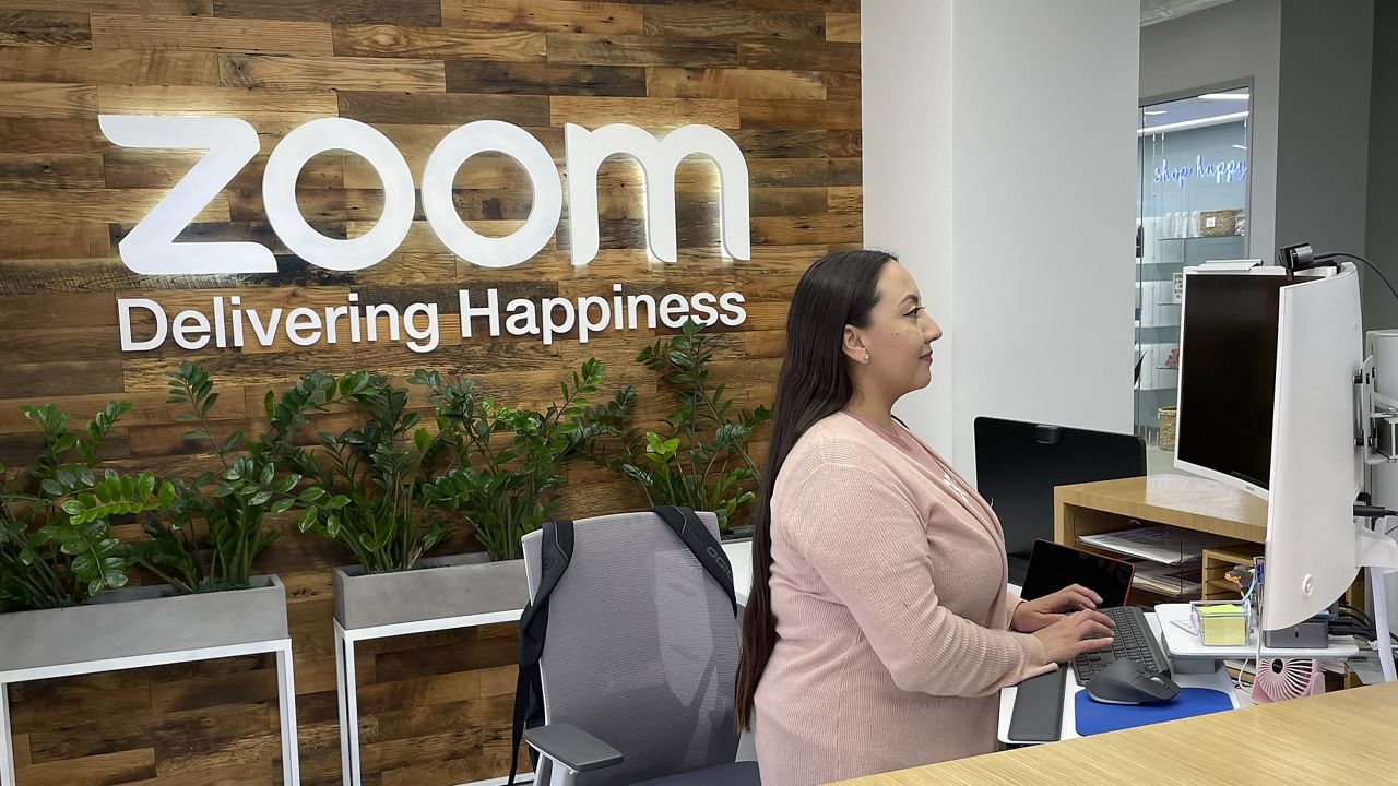 Zoom wants workers back in the office part-time foto foto