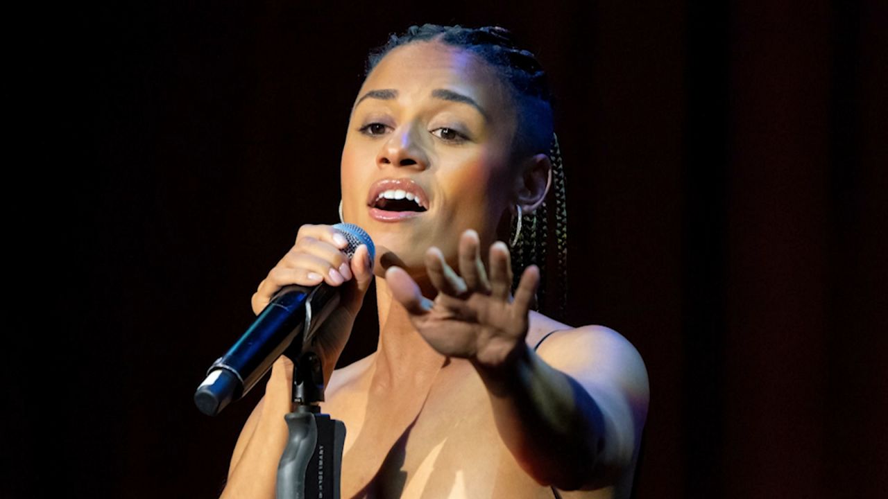 Ariana DeBose canta
