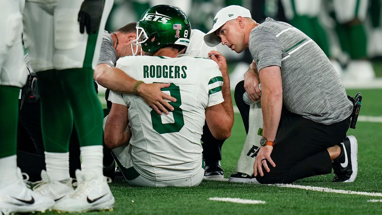 Aaron Rodgers throws first TD pass with the Jets in his second series vs.  Giants