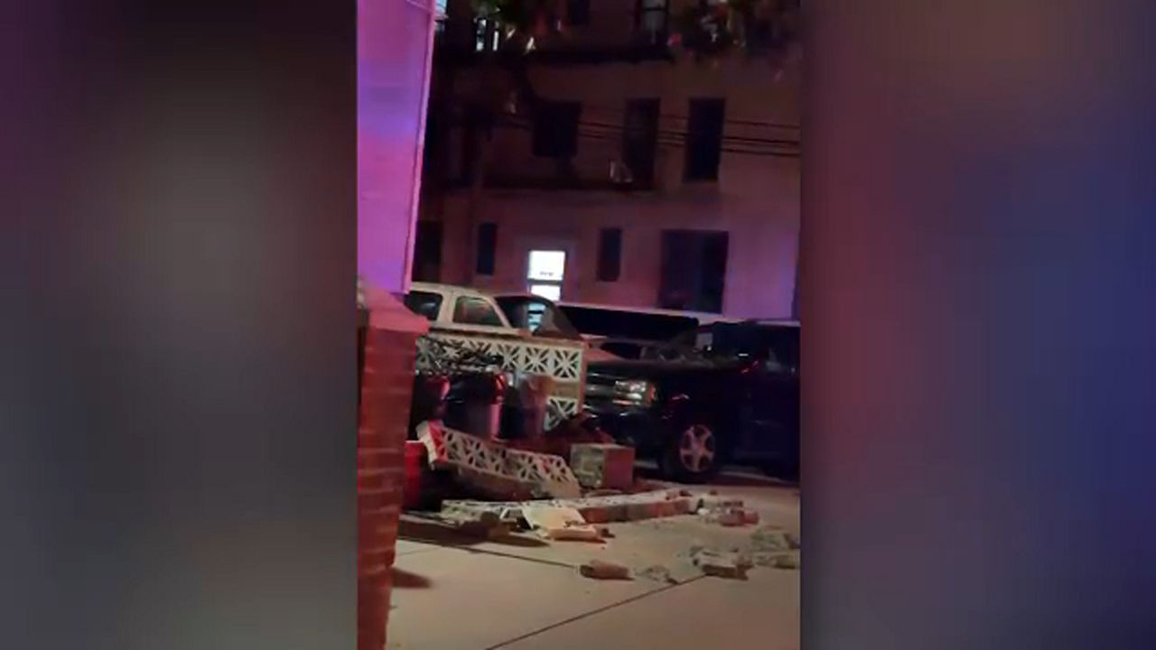 Un conductor muere tras chocar contra un muro en Queens